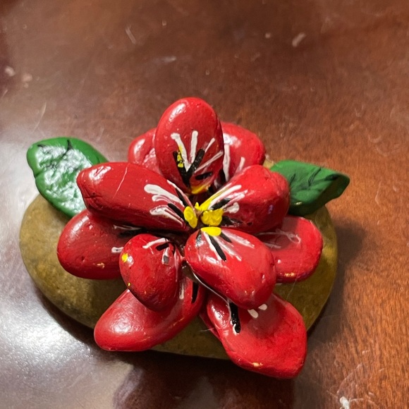 Hand crafted painted natural rock red flower green leaves 4x3 inches poinsettia - Picture 7 of 12